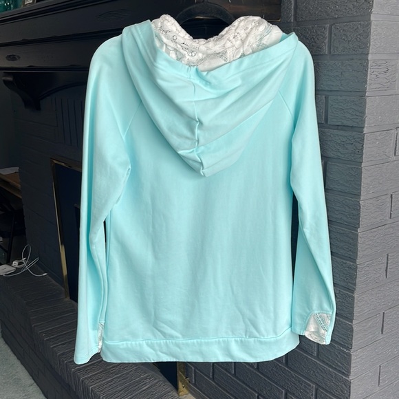 Vanilla Bay Lace Doublehood - Picture 3 of 10